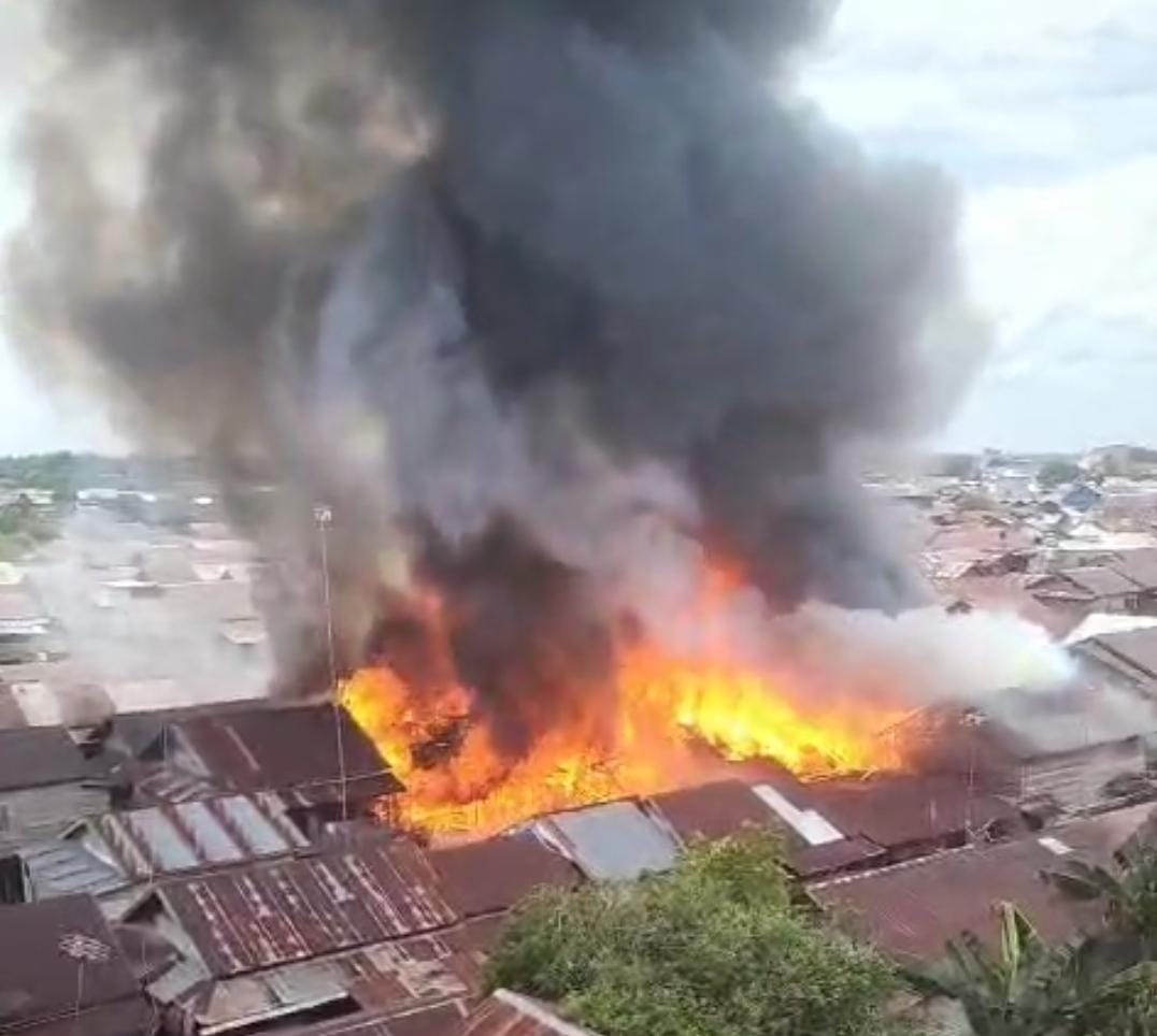 Puluhan Rumah Kayu di Komplek Flamboyant Bawah Hangus Terbakar