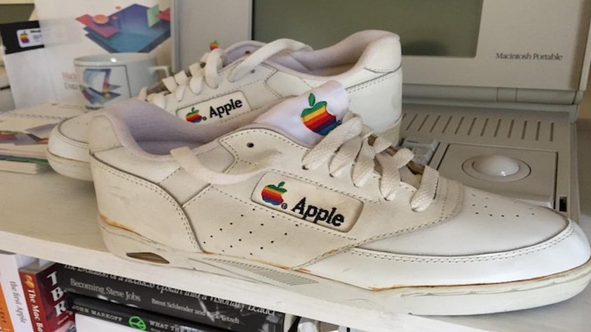 Sepatu Langka Merek Apple Dilelang Rp750 Juta