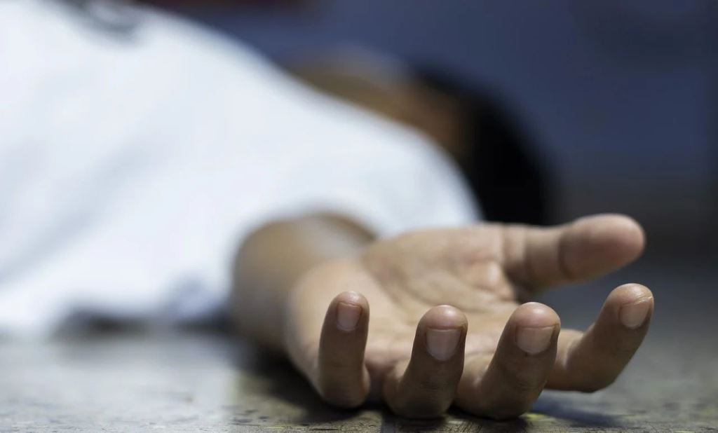 Seorang Wanita Tenggak Cairan Pembersih Lantai 
