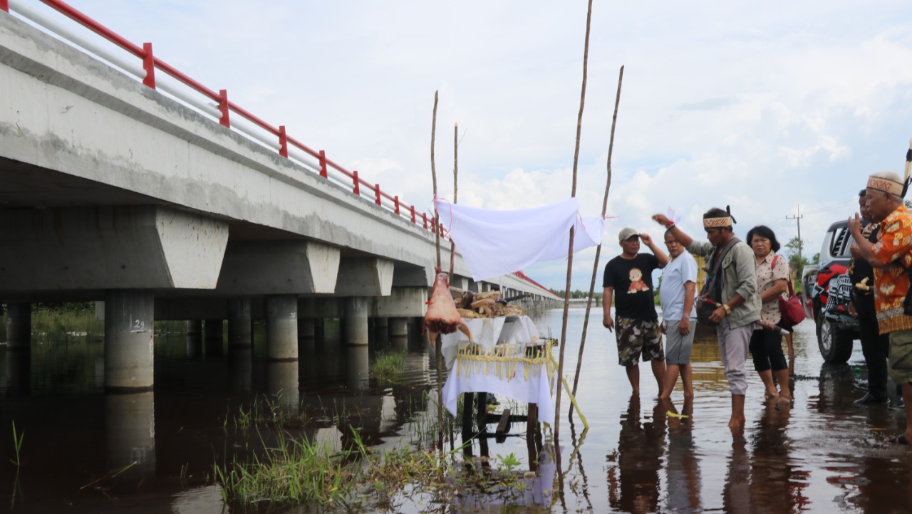 Ritual Adat Jembatan Bukit Rawi